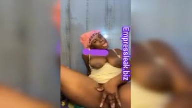 Kumasi Slay Girl montrant sa douce chatte invitante