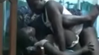 Il baise sa propre bonne en camera cachee